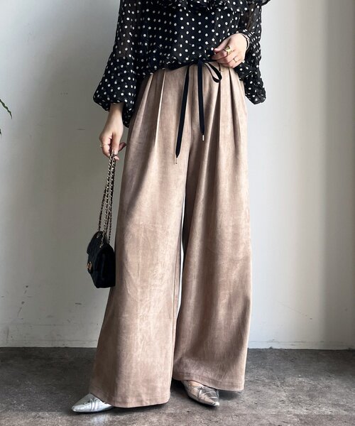DouDou（ドゥドゥ）の「スウェードタックパンツ（その他パンツ・レディース・キャメル/グレイッシュベージュ/ダークブラウン・TM/FREE）」の3枚目の写真