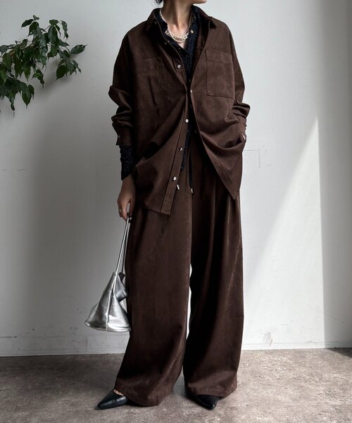 DouDou（ドゥドゥ）の「スウェードタックパンツ（その他パンツ・レディース・キャメル/グレイッシュベージュ/ダークブラウン・TM/FREE）」の4枚目の写真