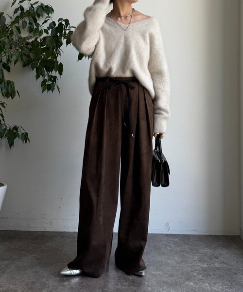 DouDou（ドゥドゥ）の「スウェードタックパンツ（その他パンツ・レディース・キャメル/グレイッシュベージュ/ダークブラウン・TM/FREE）」の8枚目の写真