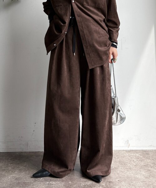 DouDou（ドゥドゥ）の「スウェードタックパンツ（その他パンツ・レディース・キャメル/グレイッシュベージュ/ダークブラウン・TM/FREE）」の11枚目の写真