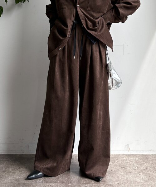 DouDou（ドゥドゥ）の「スウェードタックパンツ（その他パンツ・レディース・キャメル/グレイッシュベージュ/ダークブラウン・TM/FREE）」の12枚目の写真