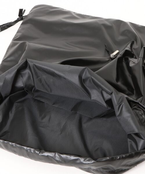 VIBGYOR(ヴィブジョー)の「【IZU】 メタリック ナップサック リュック 巾着バッグ 大容量 軽量 おしゃれ PUレザー ユニセックス 通学 通勤 旅行 ジム 2カラー(シルバー/ブラック)(バックパック/リュック・レディース・ブラック/シルバー・FREE)」の11枚目の写真