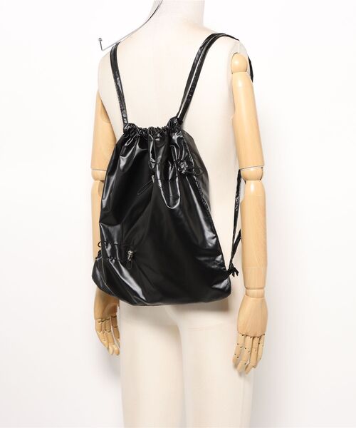 VIBGYOR(ヴィブジョー)の「【IZU】 メタリック ナップサック リュック 巾着バッグ 大容量 軽量 おしゃれ PUレザー ユニセックス 通学 通勤 旅行 ジム 2カラー(シルバー/ブラック)(バックパック/リュック・レディース・ブラック/シルバー・FREE)」の13枚目の写真