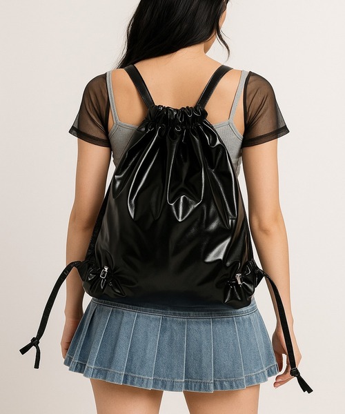 VIBGYOR(ヴィブジョー)の「【IZU】 メタリック ナップサック リュック 巾着バッグ 大容量 軽量 おしゃれ PUレザー ユニセックス 通学 通勤 旅行 ジム 2カラー(シルバー/ブラック)(バックパック/リュック・レディース・ブラック/シルバー・FREE)」の1枚目の写真