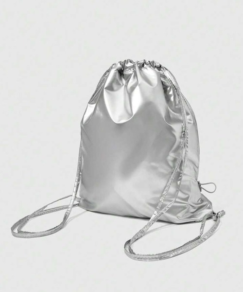 VIBGYOR(ヴィブジョー)の「【IZU】 メタリック ナップサック リュック 巾着バッグ 大容量 軽量 おしゃれ PUレザー ユニセックス 通学 通勤 旅行 ジム 2カラー(シルバー/ブラック)(バックパック/リュック・レディース・ブラック/シルバー・FREE)」の6枚目の写真