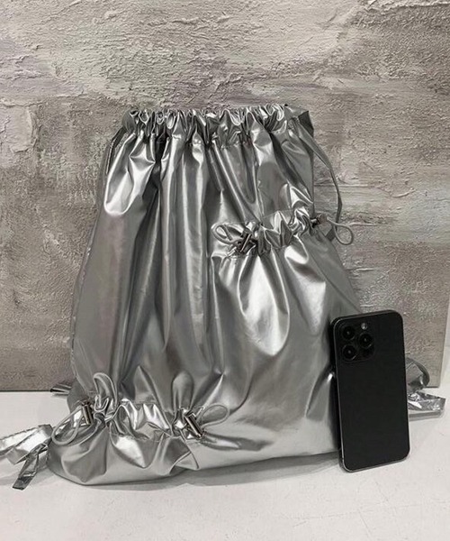 VIBGYOR(ヴィブジョー)の「【IZU】 メタリック ナップサック リュック 巾着バッグ 大容量 軽量 おしゃれ PUレザー ユニセックス 通学 通勤 旅行 ジム 2カラー(シルバー/ブラック)(バックパック/リュック・レディース・ブラック/シルバー・FREE)」の7枚目の写真