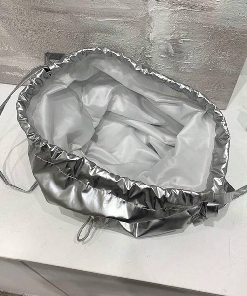 VIBGYOR(ヴィブジョー)の「【IZU】 メタリック ナップサック リュック 巾着バッグ 大容量 軽量 おしゃれ PUレザー ユニセックス 通学 通勤 旅行 ジム 2カラー(シルバー/ブラック)(バックパック/リュック・レディース・ブラック/シルバー・FREE)」の8枚目の写真