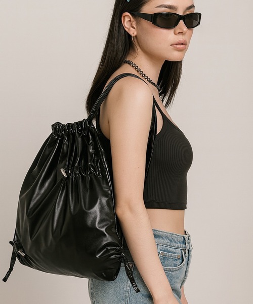 VIBGYOR(ヴィブジョー)の「【IZU】 メタリック ナップサック リュック 巾着バッグ 大容量 軽量 おしゃれ PUレザー ユニセックス 通学 通勤 旅行 ジム 2カラー(シルバー/ブラック)(バックパック/リュック・レディース・ブラック/シルバー・FREE)」の9枚目の写真