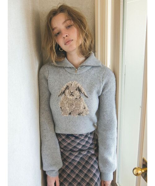 CALNAMUR（カルナムール）の「ラビットデザインショートニット（ニット/セーター・レディース・ライトグレー/ブラウン・FREE）」の3枚目の写真