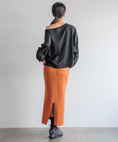 HEREIAM（ヘレイアム）の「【HEREIAM】秋の1枚、迷ったらコレで解決！/オフショルルーズプルオーバー（Tシャツ/カットソー・レディース・ホワイト/ブラック・FREE）」の16枚目の写真