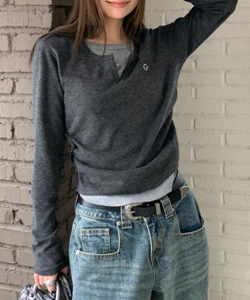 CELENA BEATS(セレナビーツ)の「レイヤード風 Vネック ロゴ ロングTシャツ(Tシャツ/カットソー・レディース・グレー/ブラック・S/M)」の22枚目の写真