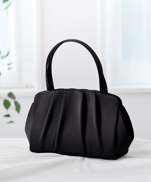 CARETTE(カレット)の「タックデザイン ブラックバッグ【喪服 礼服 ブラックフォーマル】(ハンドバッグ・レディース・ブラック・FREE)」の4枚目の写真