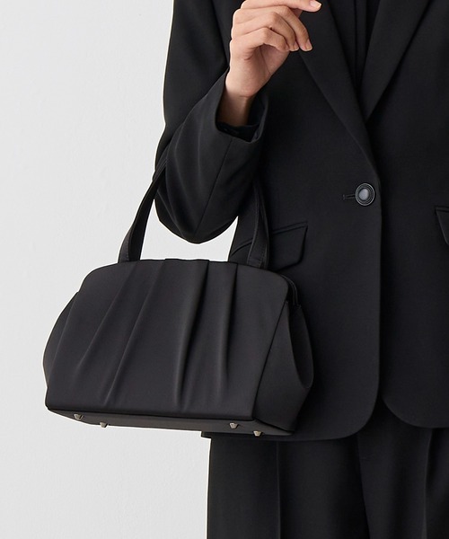 CARETTE(カレット)の「タックデザイン ブラックバッグ【喪服 礼服 ブラックフォーマル】(ハンドバッグ・レディース・ブラック・FREE)」の2枚目の写真