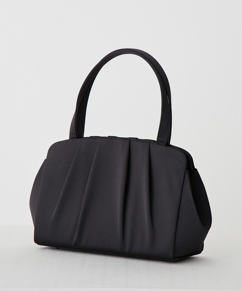 CARETTE(カレット)の「タックデザイン ブラックバッグ【喪服 礼服 ブラックフォーマル】(ハンドバッグ・レディース・ブラック・FREE)」の6枚目の写真