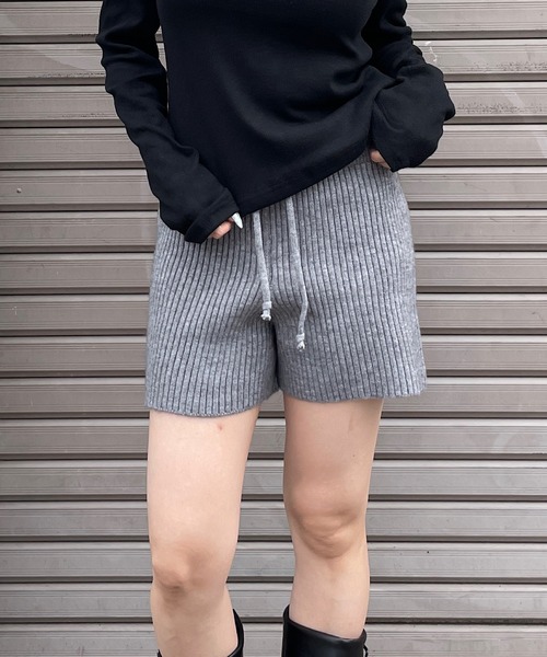 ROGER AND RAW(ロジャーアンドロウ)の「リブニットショートパンツ(その他パンツ・レディース・グレー/ブラック・FREE)」の4枚目の写真