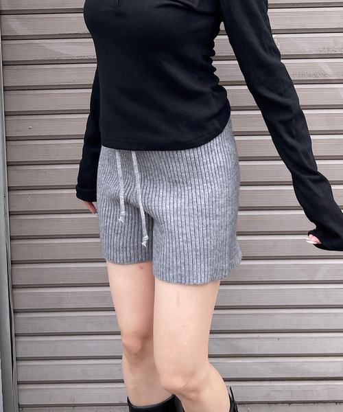 ROGER AND RAW(ロジャーアンドロウ)の「リブニットショートパンツ(その他パンツ・レディース・グレー/ブラック・FREE)」の5枚目の写真