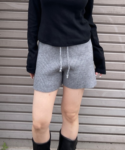 ROGER AND RAW(ロジャーアンドロウ)の「リブニットショートパンツ(その他パンツ・レディース・グレー/ブラック・FREE)」の3枚目の写真