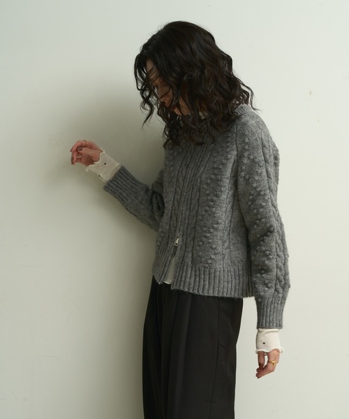 Lutim by u(ルチバイユー)の「Double-zip Aran knit cardigan / ダブルジップアランニットカーディガン(カーディガン/ボレロ・レディース・グレー/ナチュラル・FREE)」の4枚目の写真