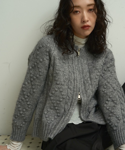Lutim by u(ルチバイユー)の「Double-zip Aran knit cardigan / ダブルジップアランニットカーディガン(カーディガン/ボレロ・レディース・グレー/ナチュラル・FREE)」の3枚目の写真