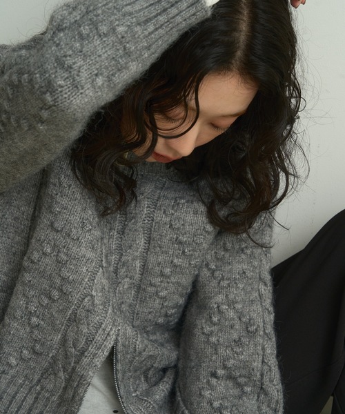 Lutim by u(ルチバイユー)の「Double-zip Aran knit cardigan / ダブルジップアランニットカーディガン(カーディガン/ボレロ・レディース・グレー/ナチュラル・FREE)」の10枚目の写真