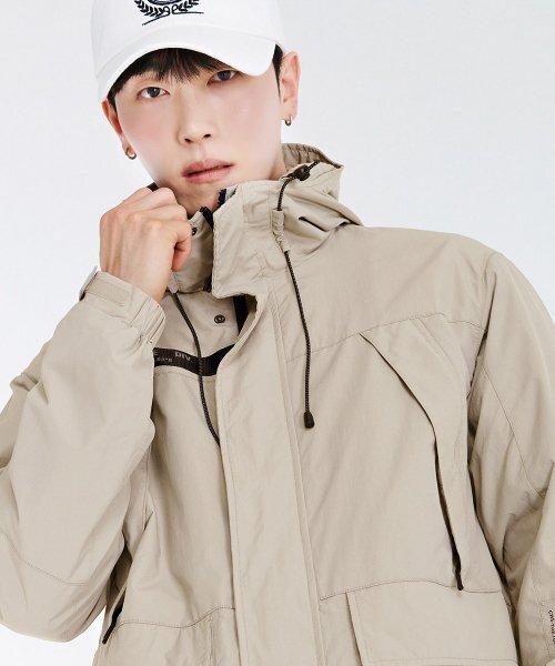 CHASECULT（チェイスカルト）の「男性ポケットディテールフードジャケット-CARK4112B0X（ナイロンジャケット・メンズ・Beige・100/105/95）」の2枚目の写真