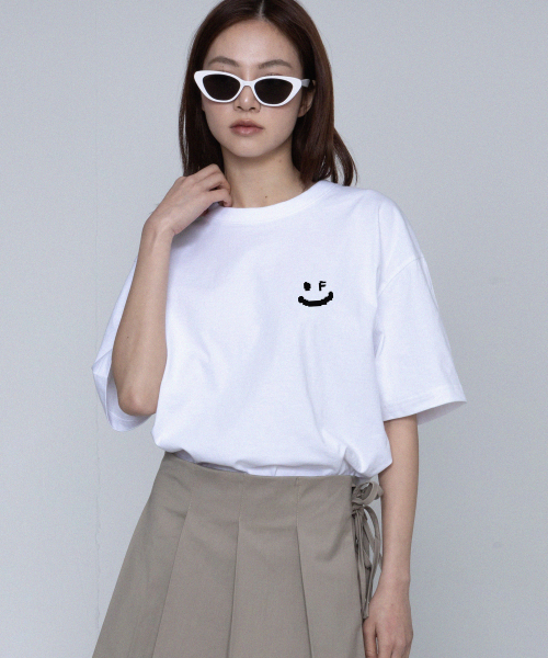 GRAVER（グレーバー）の「[ユニセックス]ピクセルスモールドローイングスマイル半袖Tシャツ_ホワイト/ブラックロゴ（Tシャツ/カットソー・レディース・ホワイト・X-LARGE/SMALL/MEDIUM/LARGE）」の2枚目の写真