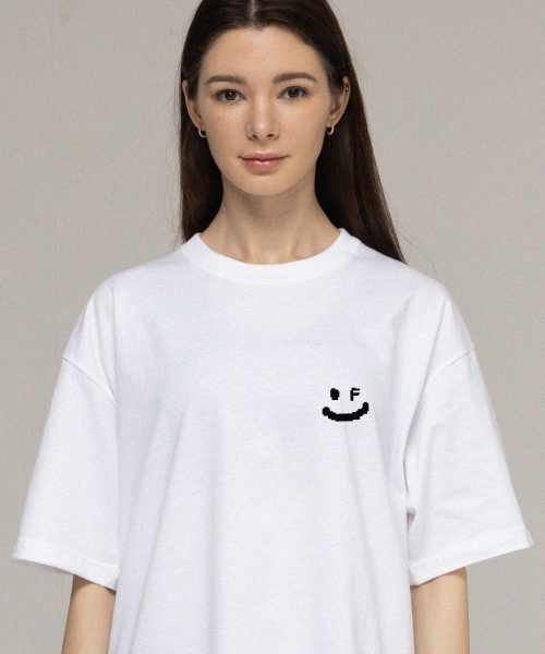 GRAVER（グレーバー）の「[ユニセックス]ピクセルスモールドローイングスマイル半袖Tシャツ_ホワイト/ブラックロゴ（Tシャツ/カットソー・レディース・ホワイト・X-LARGE/SMALL/MEDIUM/LARGE）」の3枚目の写真