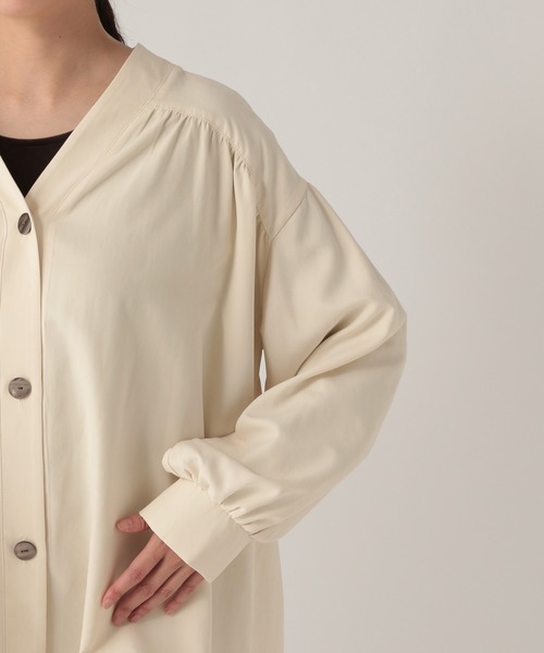 Elura（エルーラ）の「スウェードライクＶブラウス/636913（シャツ/ブラウス・レディース・モカ/オフホワイト/グレー・FREE）」の16枚目の写真