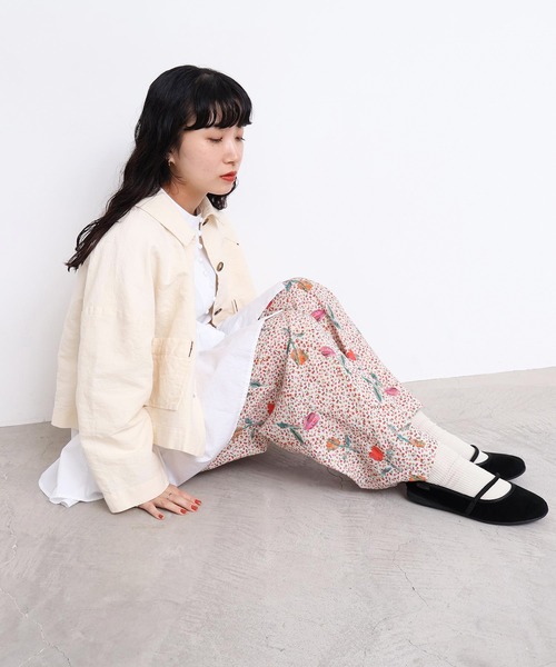 l'atelier du savon（アトリエドサボン）の「ちぎり絵のチューリッププリントパンツ（その他パンツ・レディース・レッド/グリーン・FREE）」の3枚目の写真