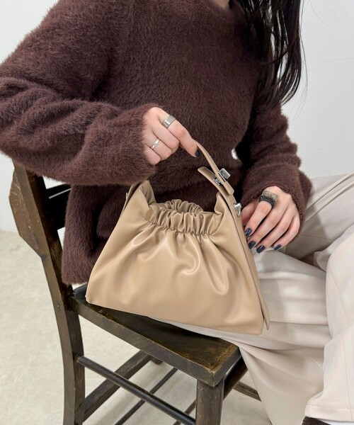 fredy emue（フレディエミュ）の「ギャザー三角ワンハンドルバッグ（ショルダーバッグ・レディース・アイボリー/ブラック/シルバー/ベージュ・FREE）」の4枚目の写真