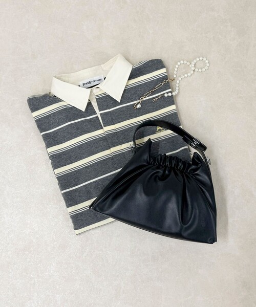 fredy emue（フレディエミュ）の「ギャザー三角ワンハンドルバッグ（ショルダーバッグ・レディース・アイボリー/ブラック/シルバー/ベージュ・FREE）」の3枚目の写真