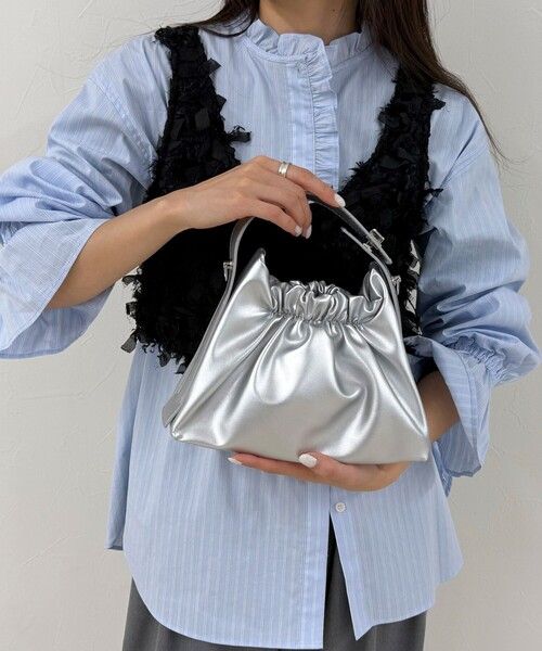 fredy emue（フレディエミュ）の「ギャザー三角ワンハンドルバッグ（ショルダーバッグ・レディース・アイボリー/ブラック/シルバー/ベージュ・FREE）」の7枚目の写真