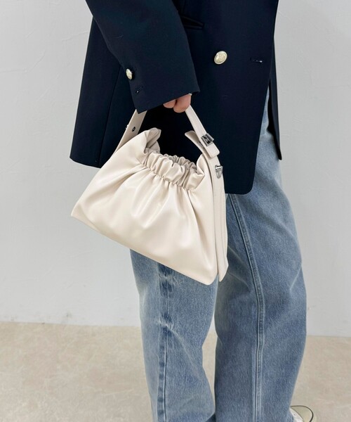 fredy emue（フレディエミュ）の「ギャザー三角ワンハンドルバッグ（ショルダーバッグ・レディース・アイボリー/ブラック/シルバー/ベージュ・FREE）」の9枚目の写真