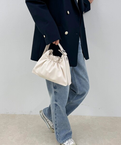 fredy emue（フレディエミュ）の「ギャザー三角ワンハンドルバッグ（ショルダーバッグ・レディース・アイボリー/ブラック/シルバー/ベージュ・FREE）」の10枚目の写真