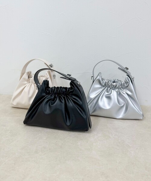 fredy emue（フレディエミュ）の「ギャザー三角ワンハンドルバッグ（ショルダーバッグ・レディース・アイボリー/ブラック/シルバー/ベージュ・FREE）」の14枚目の写真