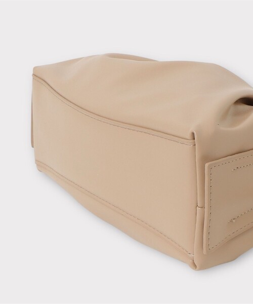 fredy emue（フレディエミュ）の「ギャザー三角ワンハンドルバッグ（ショルダーバッグ・レディース・アイボリー/ブラック/シルバー/ベージュ・FREE）」の17枚目の写真