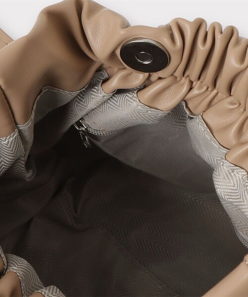 fredy emue（フレディエミュ）の「ギャザー三角ワンハンドルバッグ（ショルダーバッグ・レディース・アイボリー/ブラック/シルバー/ベージュ・FREE）」の18枚目の写真