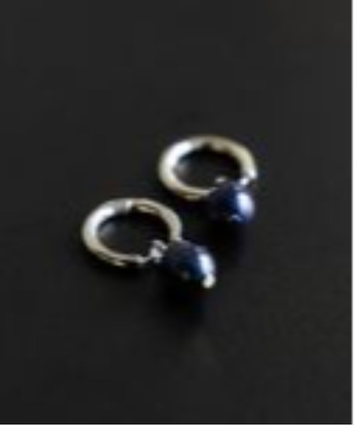 A part by（アパートバイ）の「フープパールピアス（ピアス（両耳用）・レディース・アイボリー/ネイビー・FREE）」の2枚目の写真