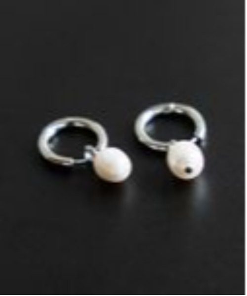 A part by（アパートバイ）の「フープパールピアス（ピアス（両耳用）・レディース・アイボリー/ネイビー・FREE）」の5枚目の写真