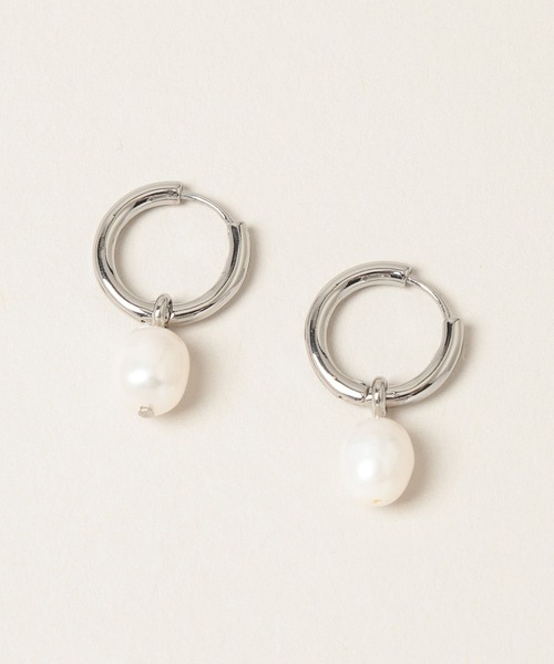 A part by（アパートバイ）の「フープパールピアス（ピアス（両耳用）・レディース・アイボリー/ネイビー・FREE）」の6枚目の写真