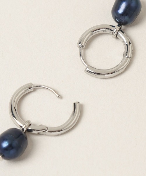 A part by（アパートバイ）の「フープパールピアス（ピアス（両耳用）・レディース・アイボリー/ネイビー・FREE）」の9枚目の写真