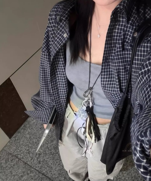 SHEENA（シーナ）の「グラフチェックゆったりシャツ（シャツ/ブラウス・レディース・ブラック・M）」の4枚目の写真