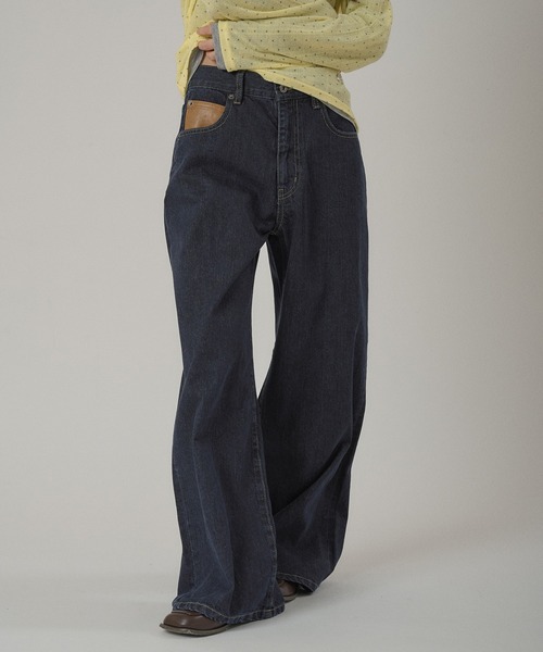 MUHET(ミュエータ)の「synthetic leather pocket cinch back denim pants / 合成皮革ポケットシンチバックデニムパンツ(デニムパンツ・レディース・インディゴブルー/ライトインディゴブルー・SMALL/MEDIUM/LARGE)」の2枚目の写真