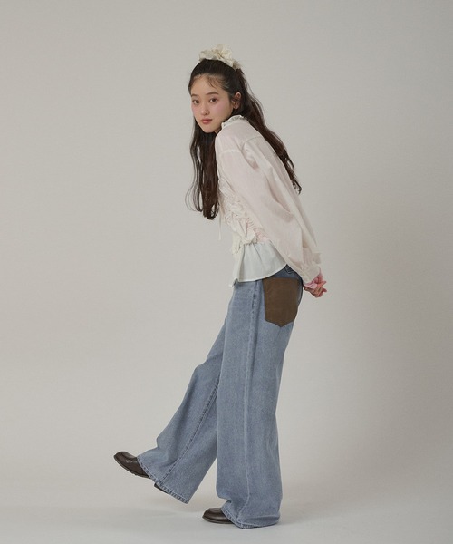 MUHET(ミュエータ)の「synthetic leather pocket cinch back denim pants / 合成皮革ポケットシンチバックデニムパンツ(デニムパンツ・レディース・インディゴブルー/ライトインディゴブルー・SMALL/MEDIUM/LARGE)」の14枚目の写真