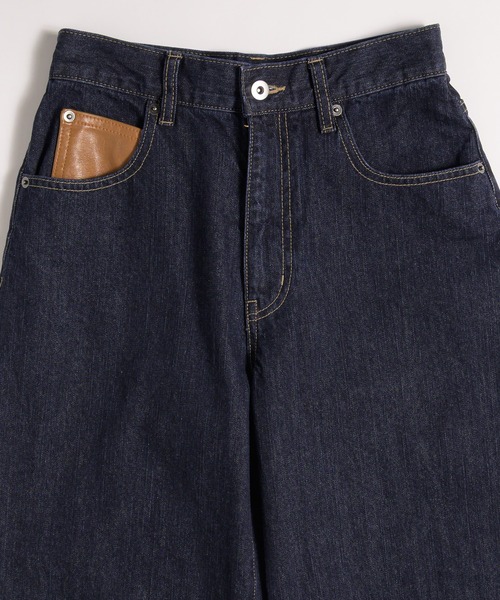 MUHET(ミュエータ)の「synthetic leather pocket cinch back denim pants / 合成皮革ポケットシンチバックデニムパンツ(デニムパンツ・レディース・インディゴブルー/ライトインディゴブルー・SMALL/MEDIUM/LARGE)」の3枚目の写真