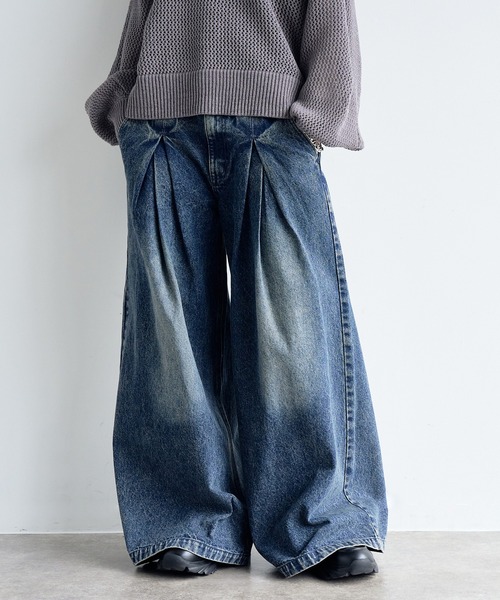 ELLUV（エルブ）の「【ELLUV/エルヴ】13ozティックネスデニム ディメンションタック ワイドフレアスラックス（デニムパンツ・メンズ・ダークインディゴブルー/ブラック/ライトインディゴブルー・S/M/XS）」の2枚目の写真