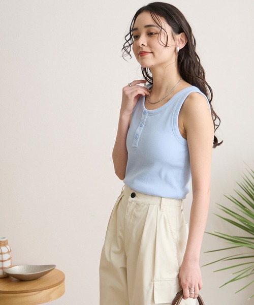 THE CRAFT CREW PRODUCTS(ザクラフトクループロダクツ)の「接触冷感 カップ付き ヘンリーネック リブタンクトップ / UVカット【THE CRAFT CREW PRODUCTS】(タンクトップ・レディース・レッド/ライトカーキ/ブラック/オフホワイト/ブラウン/ライトブルー/ネイビー/ダークグレー・S/L/M)」の10枚目の写真