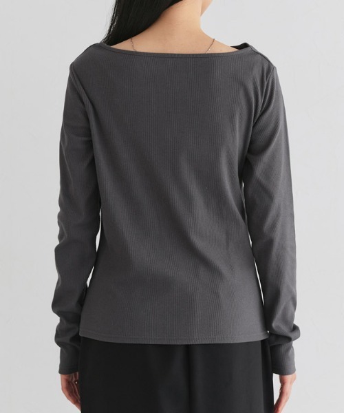 Pierrot(ピエロ)の「ドレープデザインテレコリブカットソー(Tシャツ/カットソー・レディース・オフホワイト/ブラック/チャコール・LL/L/M)」の4枚目の写真