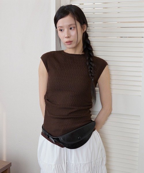 UNE MANSION(ユヌマンション)の「アシンメトリーサイドシャーリングポップコーンサマーニットノースリーブキャミソール(Tシャツ/カットソー・レディース・ブラウン/アイボリー/ブラック・FREE)」の3枚目の写真