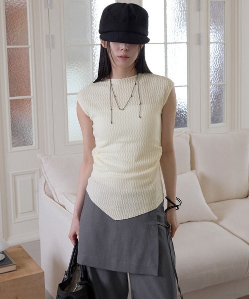 UNE MANSION(ユヌマンション)の「アシンメトリーサイドシャーリングポップコーンサマーニットノースリーブキャミソール(Tシャツ/カットソー・レディース・ブラウン/アイボリー/ブラック・FREE)」の1枚目の写真